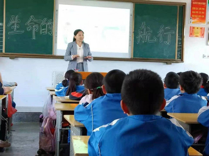 李瑛入校为学生开展青少年心理健康讲座.jpg