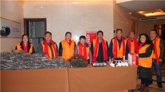 义工联义工联在重大活动现场展示售卖双桥村手工红薯粉.JPG