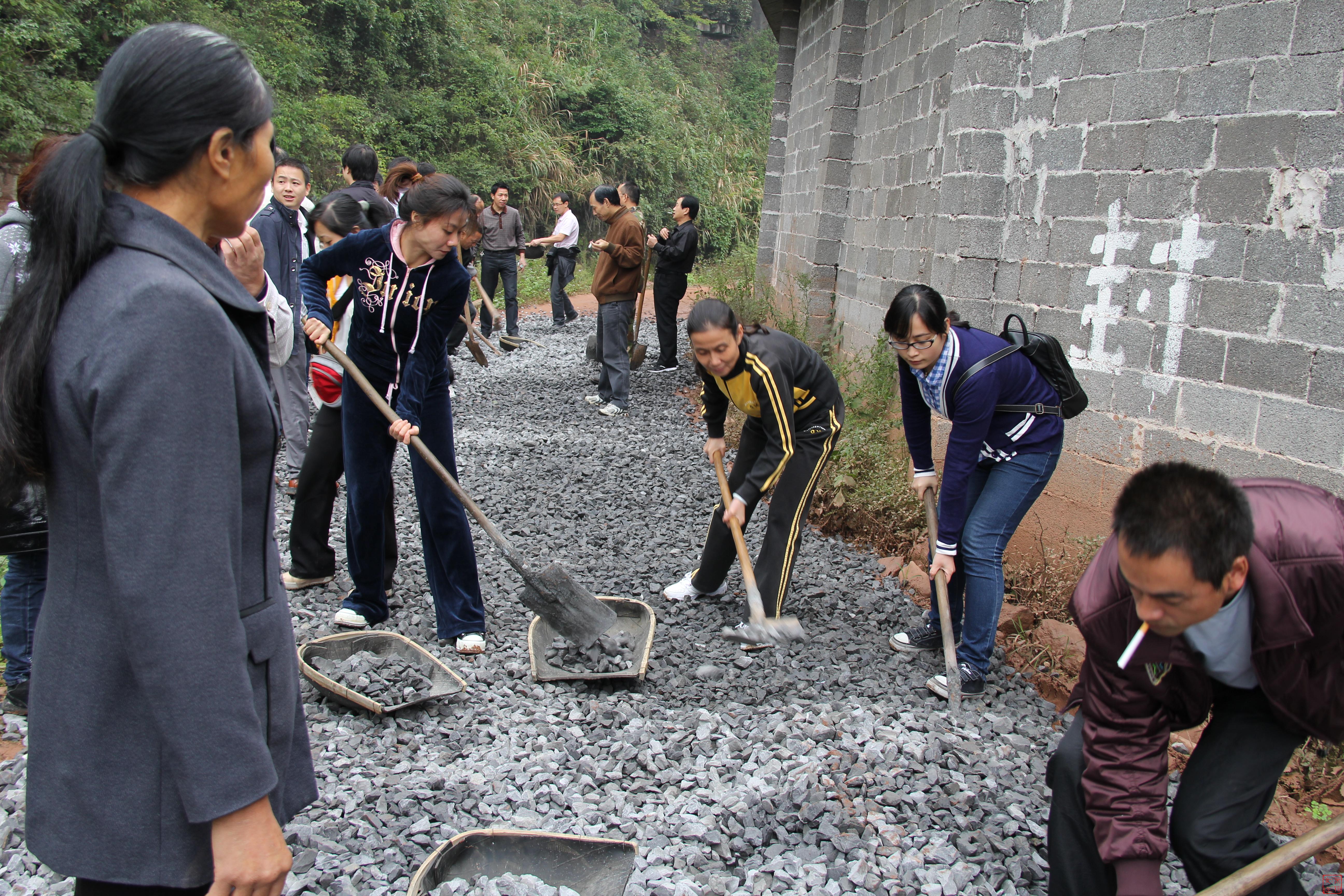 吉首市婦聯幹部結對幫扶同修幸福路